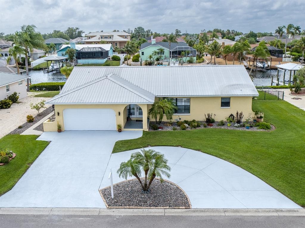 916 EAGLE LANE APOLLO BEACH, FL 33572