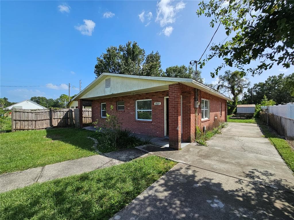 2527 BURNS STREET LAKELAND, FL 33801