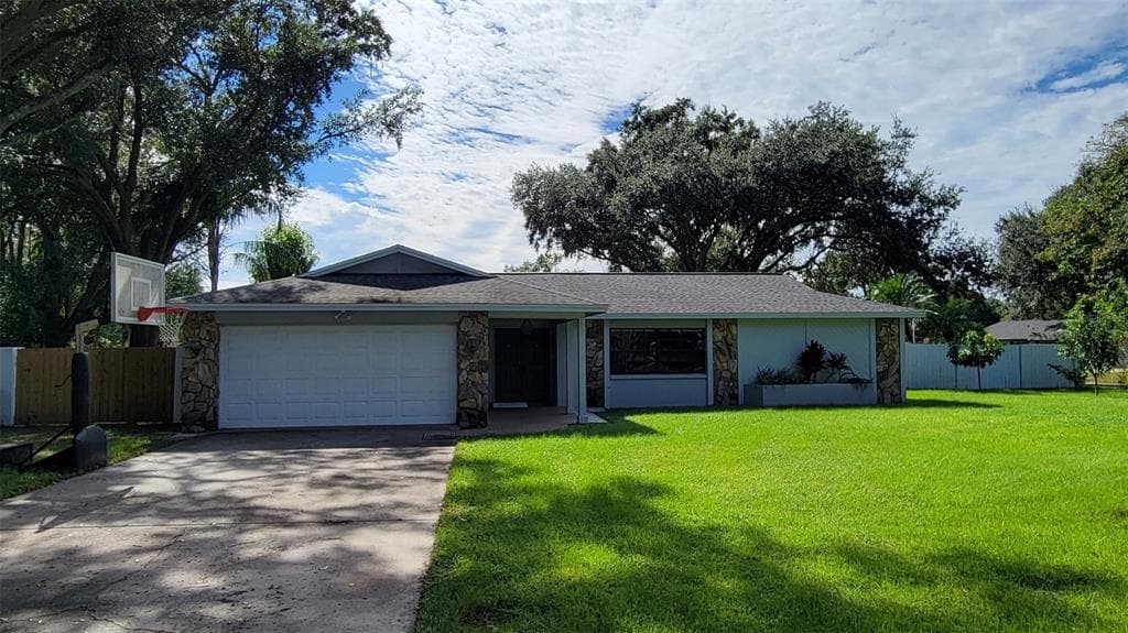 2201 JENNIFER LANE VALRICO, FL 33594