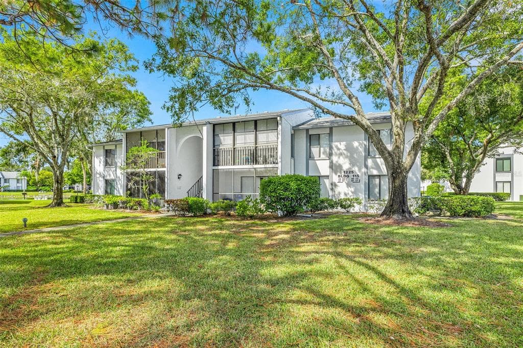 1225 PINE RIDGE CIRCLE W UNIT A2 TARPON SPRINGS, FL 34688