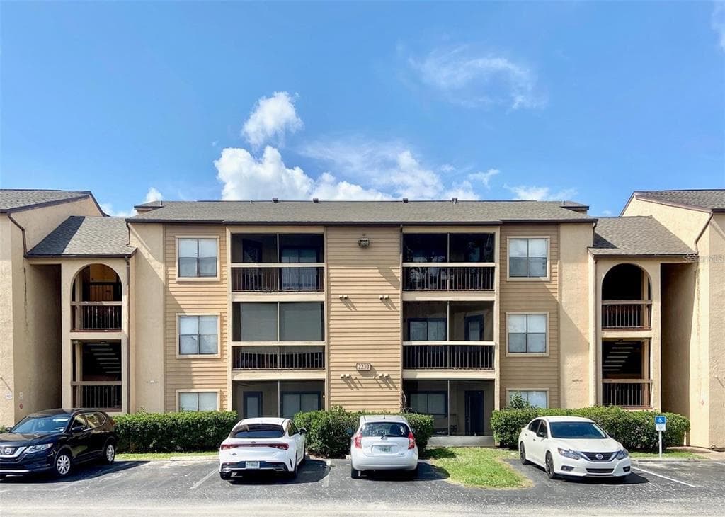 2230 CASCADES BOULEVARD UNIT 302 KISSIMMEE, FL 34741