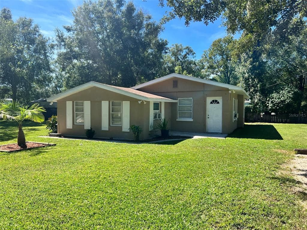 3825 LAKESHORE DRIVE TAMPA, FL 33604