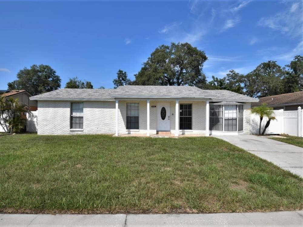 8261 GREENLEAF CIRCLE TAMPA, FL 33615