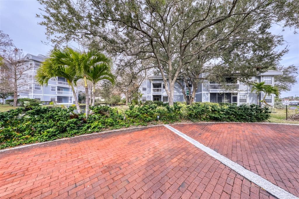 6801 STONESTHROW CIRCLE N UNIT 15-202 ST PETERSBURG, FL 33710