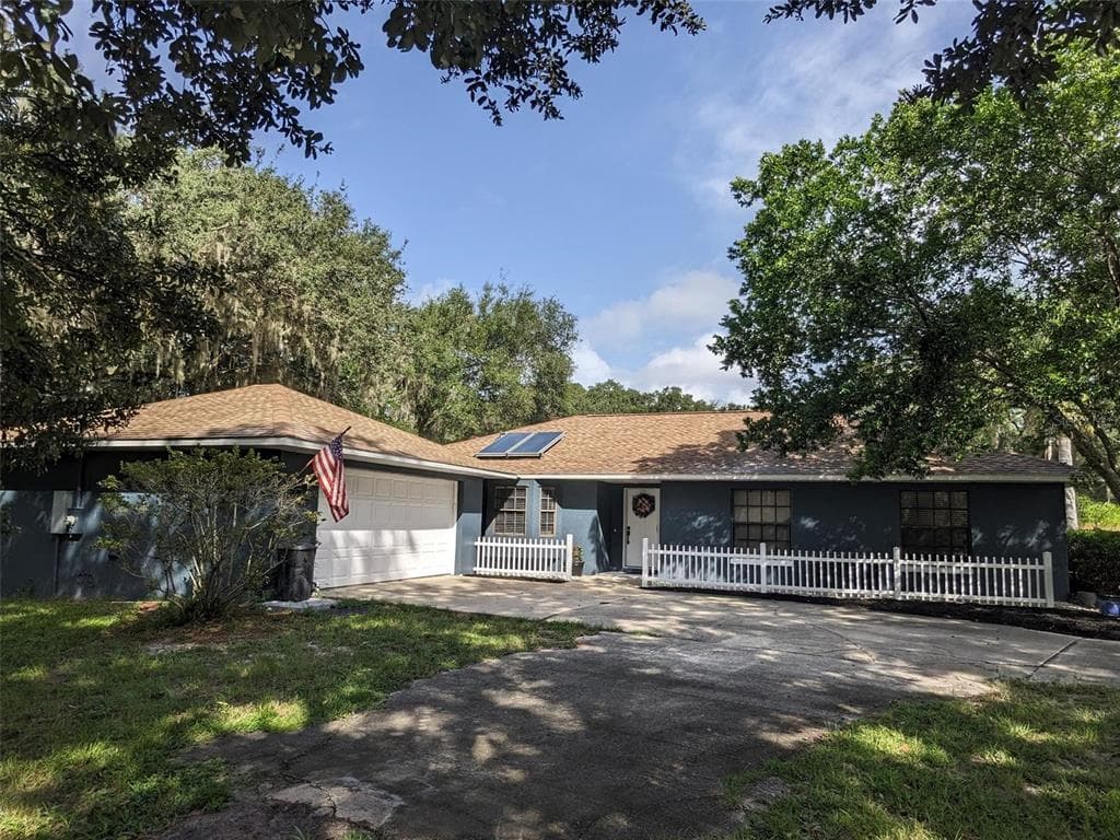 300 LAKE PROCTOR COURT GENEVA, FL 32732