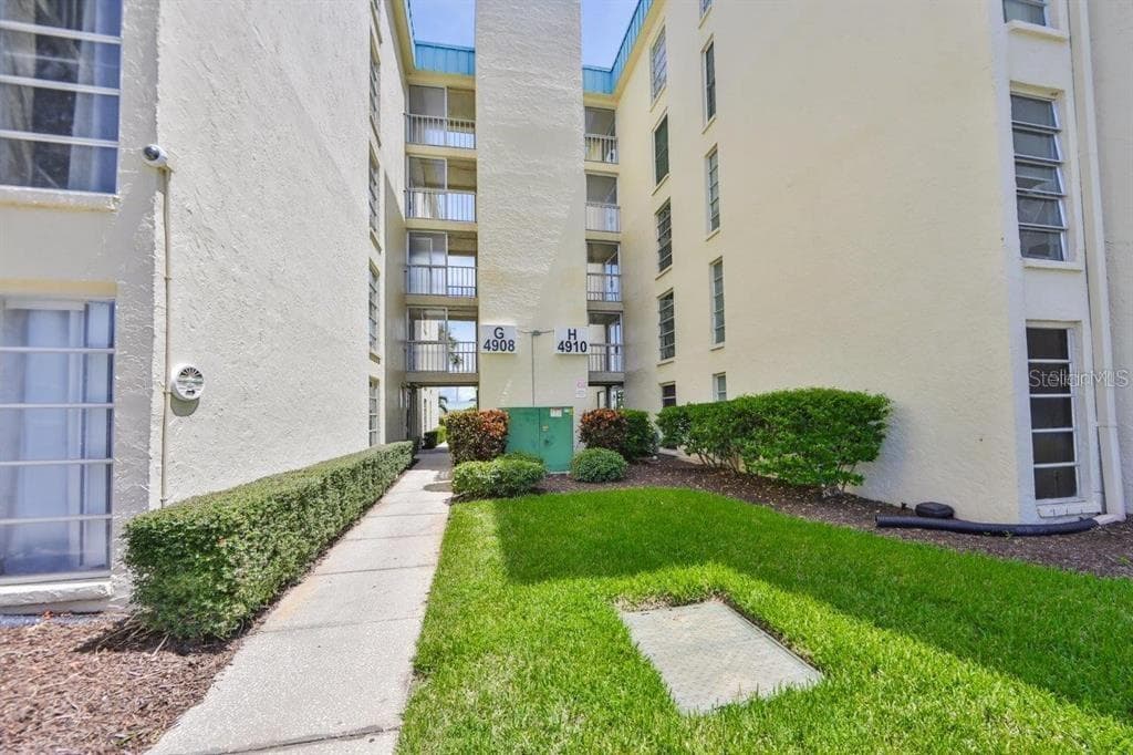4908 38TH WAY S UNIT 104 ST PETERSBURG, FL 33711