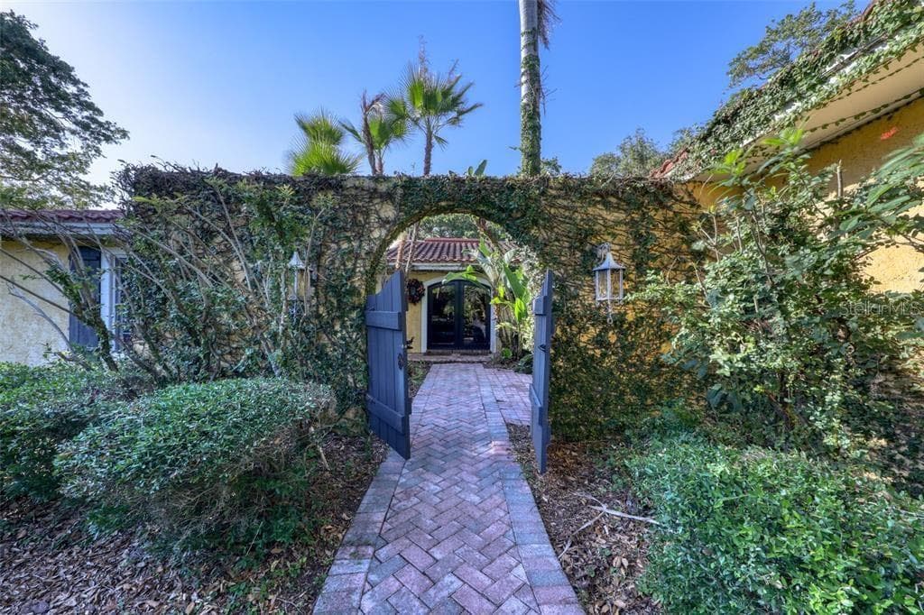 10925 SPRING STREET LARGO, FL 33774
