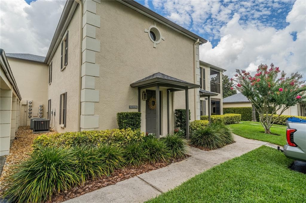 13116 VILLAGE CHASE CIR UNIT 1-8 TAMPA, FL 33618