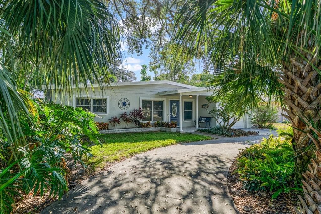 941 PALM DRIVE BELLEAIR BEACH, FL 33786
