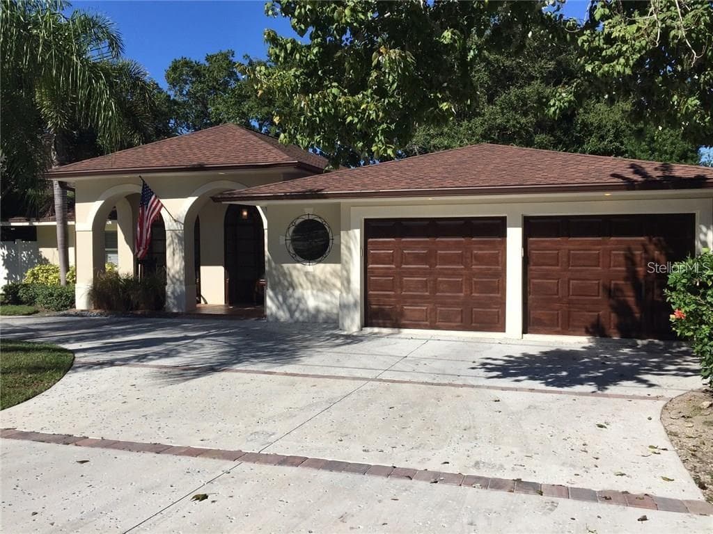 210 GARDEN CIRCLE BELLEAIR, FL 33756