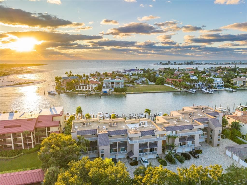 936 PINELLAS BAYWAY S UNIT T-2