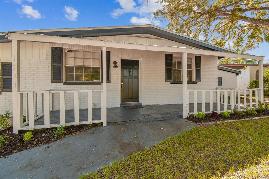 1004 LEISURE AVENUE TAMPA, FL 33613