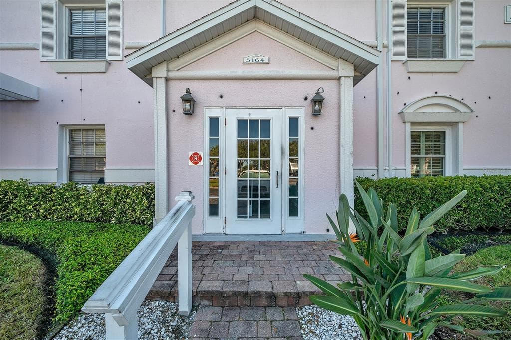5164 BEACH DRIVE SE UNIT D ST PETERSBURG, FL 33705