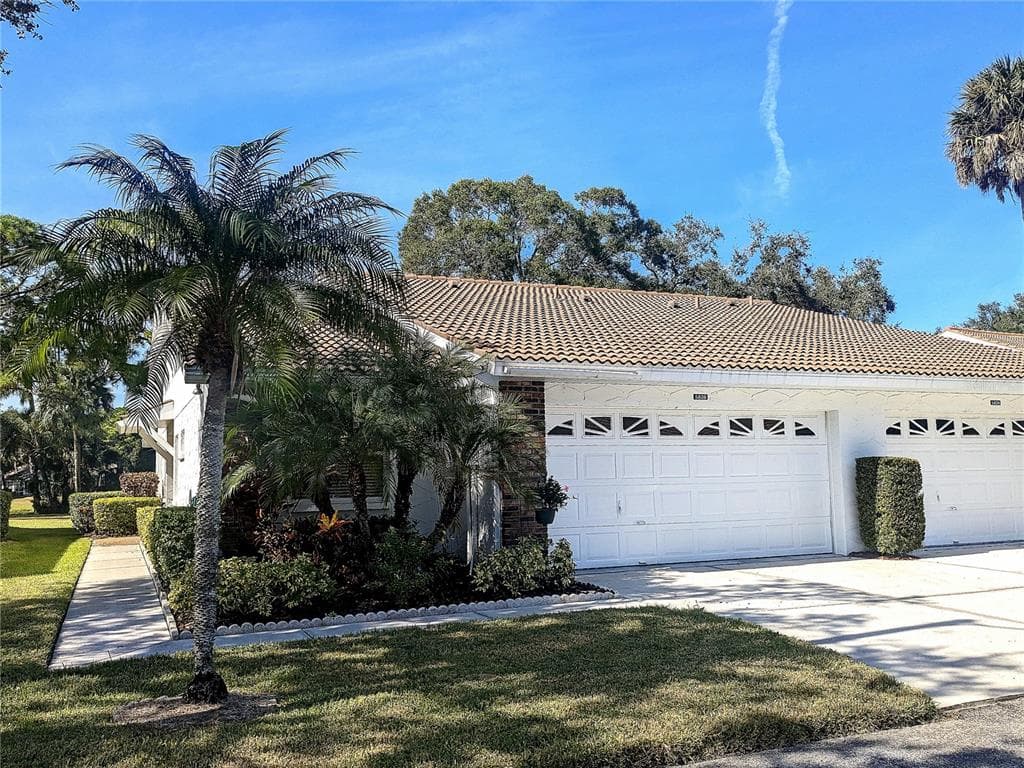 5828 GARDEN LAKES DRIVE BRADENTON, FL 34203