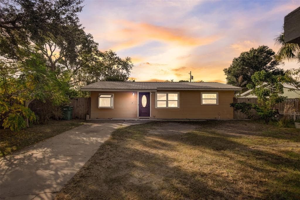 5918 MCKEE LAKE DRIVE N ST PETERSBURG, FL 33709