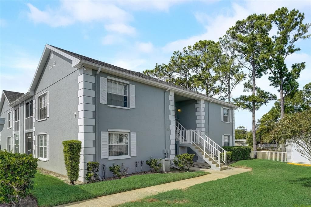 12049 HOOSIER COURT UNIT 203 HUDSON, FL 34667
