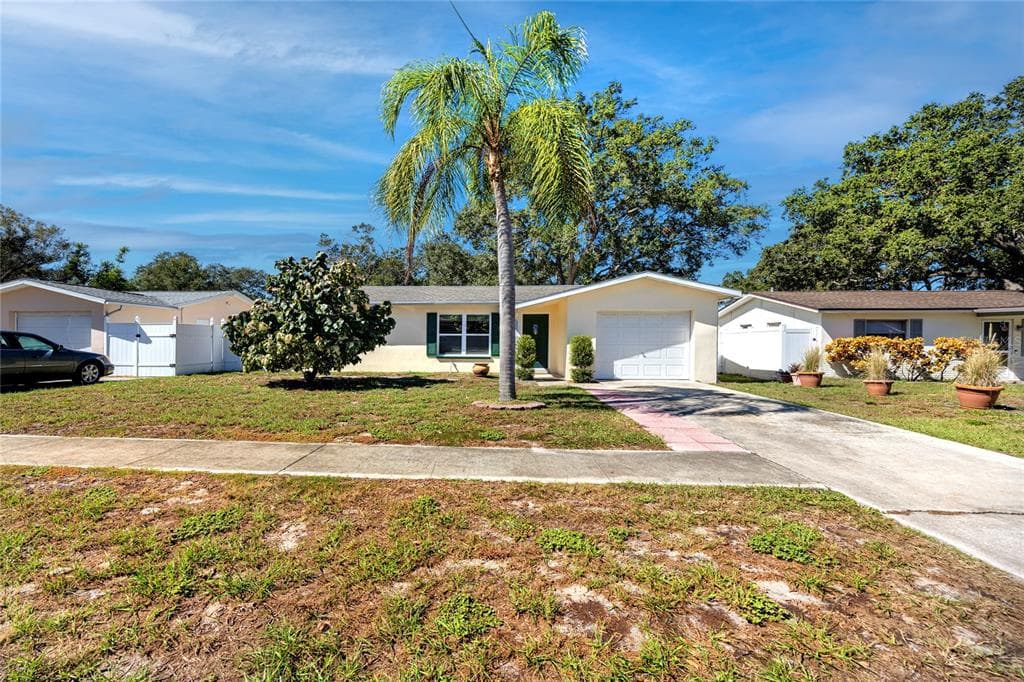 2220 LAUREN DRIVE LARGO, FL 33774
