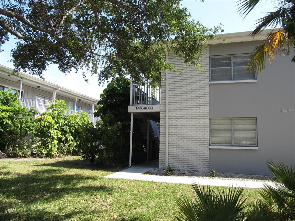 5924 5TH AVENUE N UNIT 8 ST PETERSBURG, FL 33710