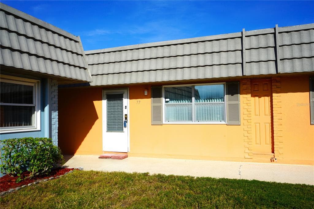 201 BEDFORD STREET UNIT 77 SUN CITY CENTER, FL 33573
