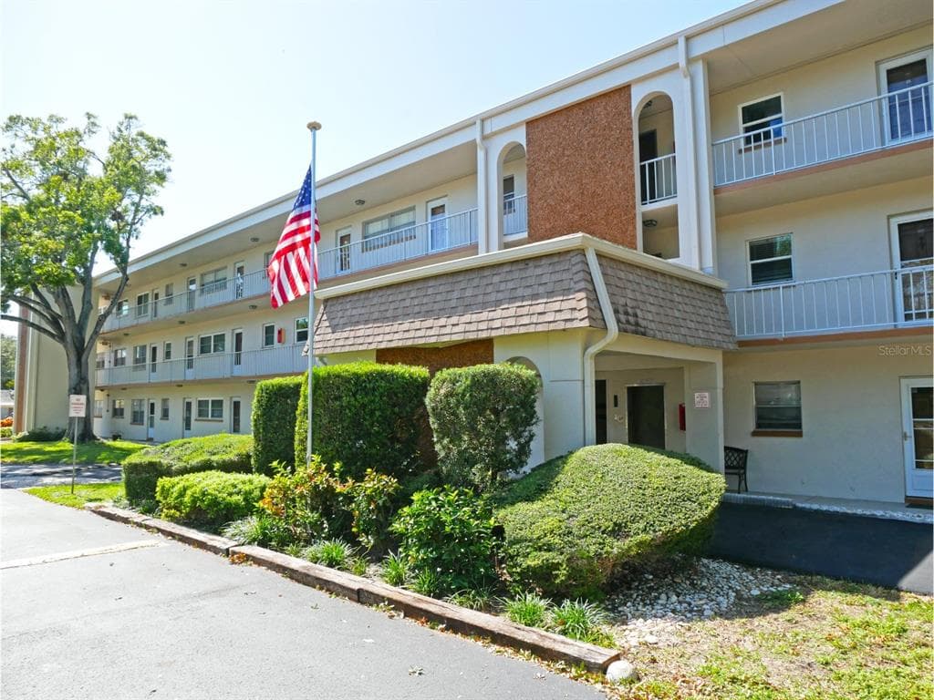 5880 38TH AVENUE N UNIT 301 ST PETERSBURG, FL 33710