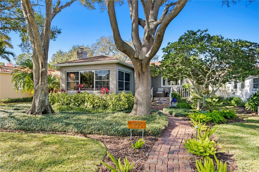 205 25TH AVENUE NE ST PETERSBURG, FL 33704