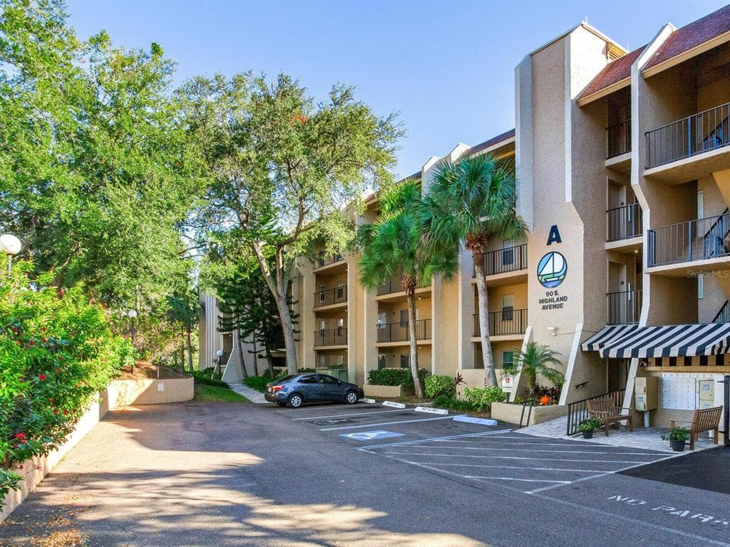 90 S HIGHLAND AVENUE UNIT 103 TARPON SPRINGS, FL 34689