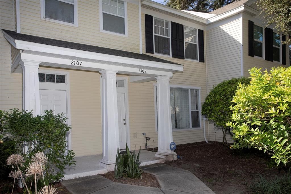 2105 GOLDEN OAK LANE VALRICO, FL 33594