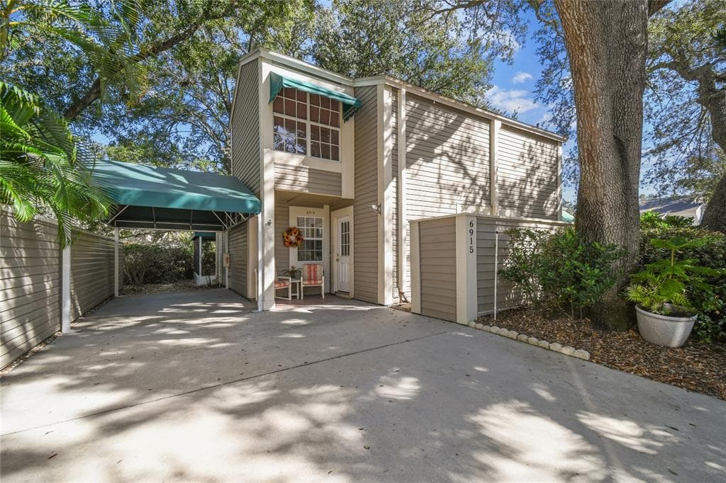6915 LAKE PLACE COURT TAMPA, FL 33634