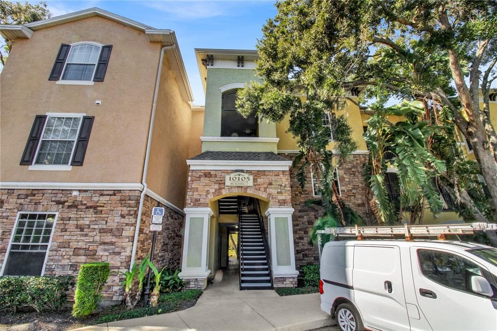 10105 COURTNEY OAKS CIRCLE UNIT 201 TAMPA, FL 33619