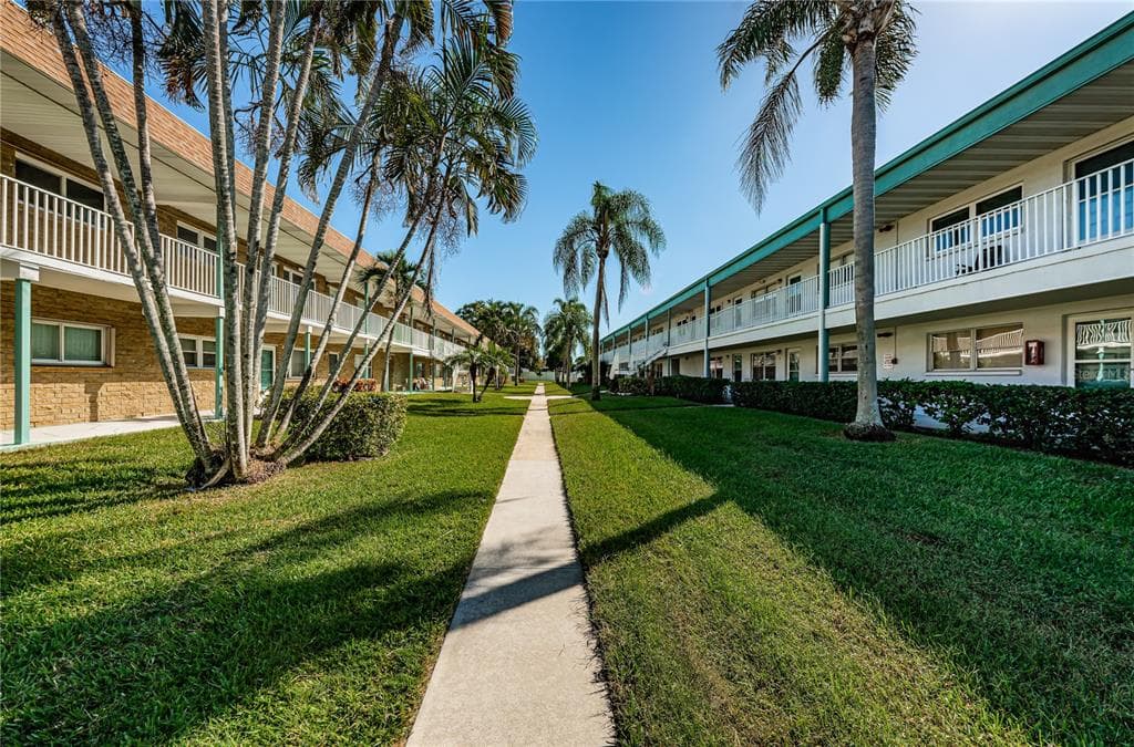 5217 81ST STREET N UNIT 8 ST PETERSBURG, FL 33709