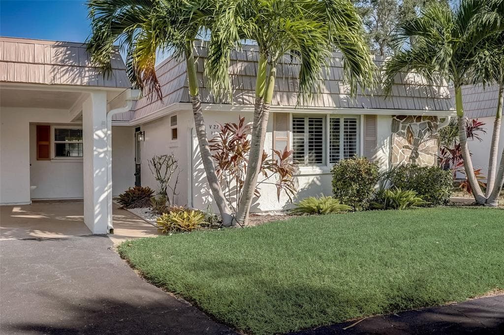 2315 AQUABLUFF PLACE UNIT V-273 SARASOTA, FL 34231