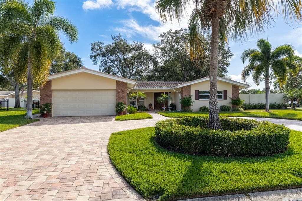2311 JONES DR DUNEDIN, FL 34698