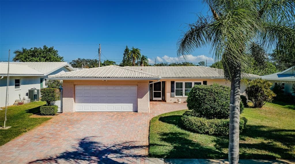 10421 MONARCH DRIVE LARGO, FL 33774