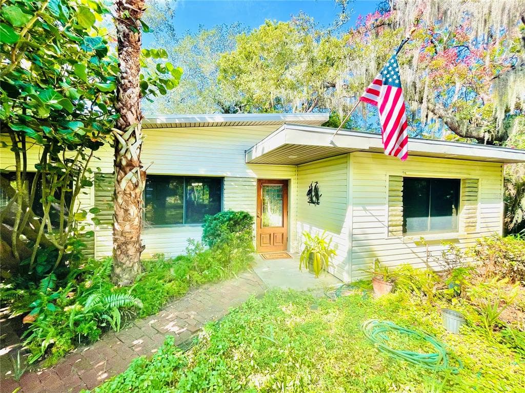 15 TARPON DRIVE TARPON SPRINGS, FL 34689