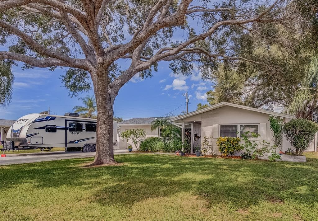 1640 PATLIN CIRCLE N LARGO, FL 33770