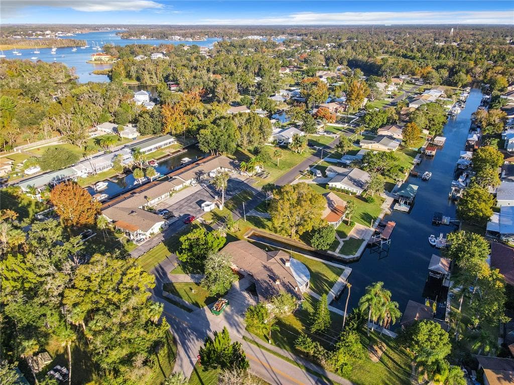 209 SE PARADISE POINT ROAD CRYSTAL RIVER, FL 34429