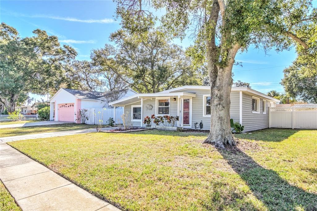 9042 SOUTHERN COMFORT DRIVE LARGO, FL 33773