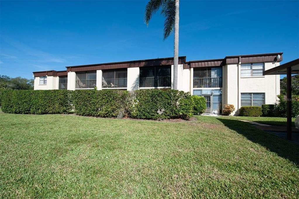 2400 WINDING CREEK BOULEVARD UNIT 18-202 CLEARWATER, FL 33761