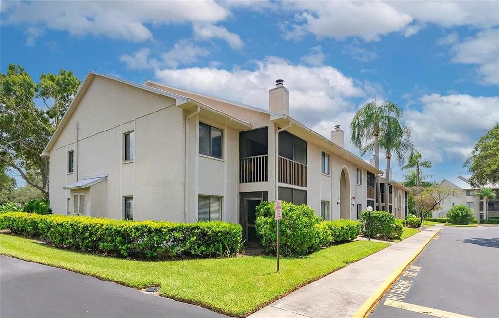 2067 HUNTERS GLEN DRIVE UNIT 327 DUNEDIN, FL 34698