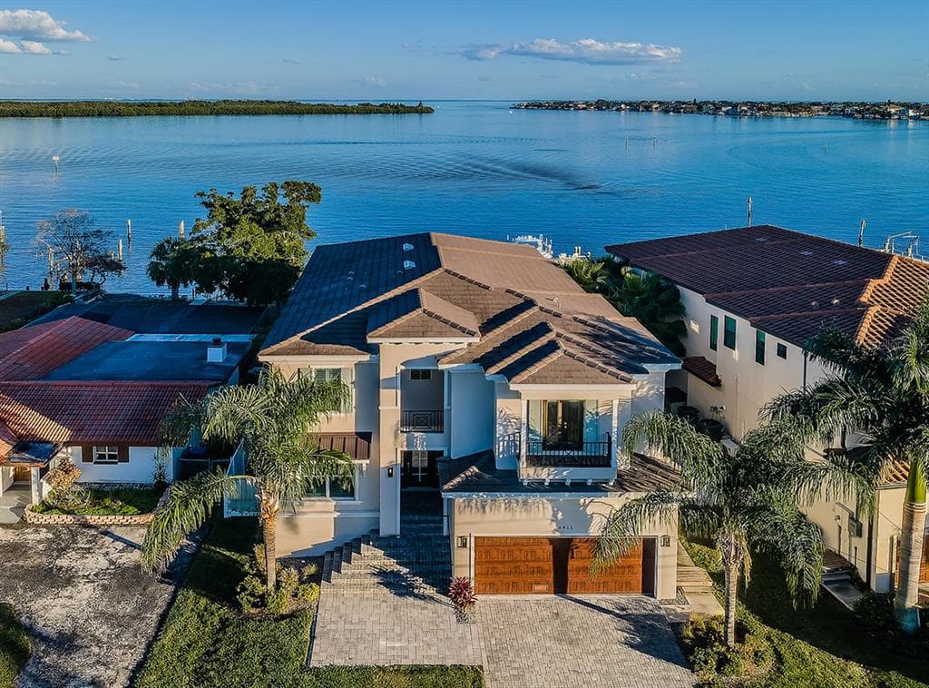 6411 BAYOU GRANDE BOULEVARD NE ST PETERSBURG, FL 33702
