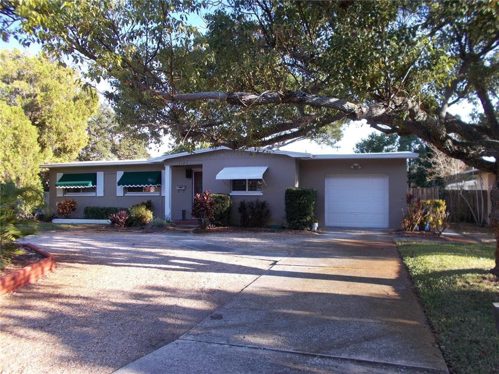 1127 RUSSELL DRIVE N ST PETERSBURG, FL 33710