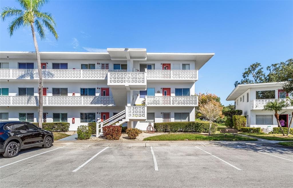 11225 82ND AVENUE UNIT 301 SEMINOLE, FL 33772