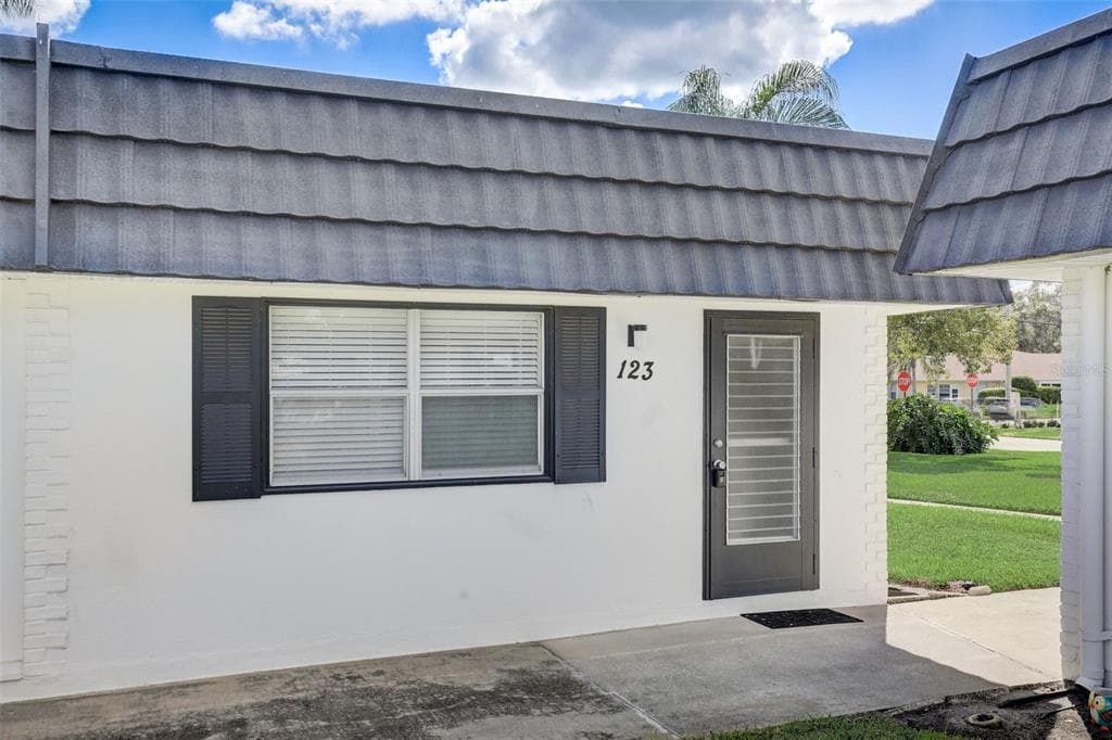 301 KINGS BOULEVARD UNIT 123 SUN CITY CENTER, FL 33573