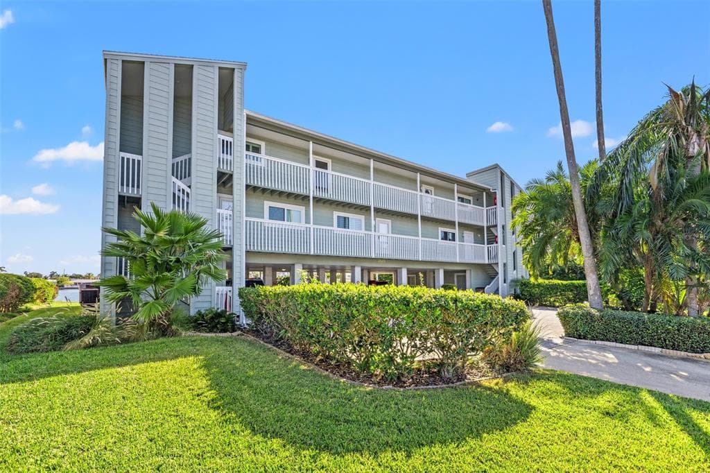 2505 BAY BOULEVARD UNIT 3 INDIAN ROCKS BEACH, FL 33785