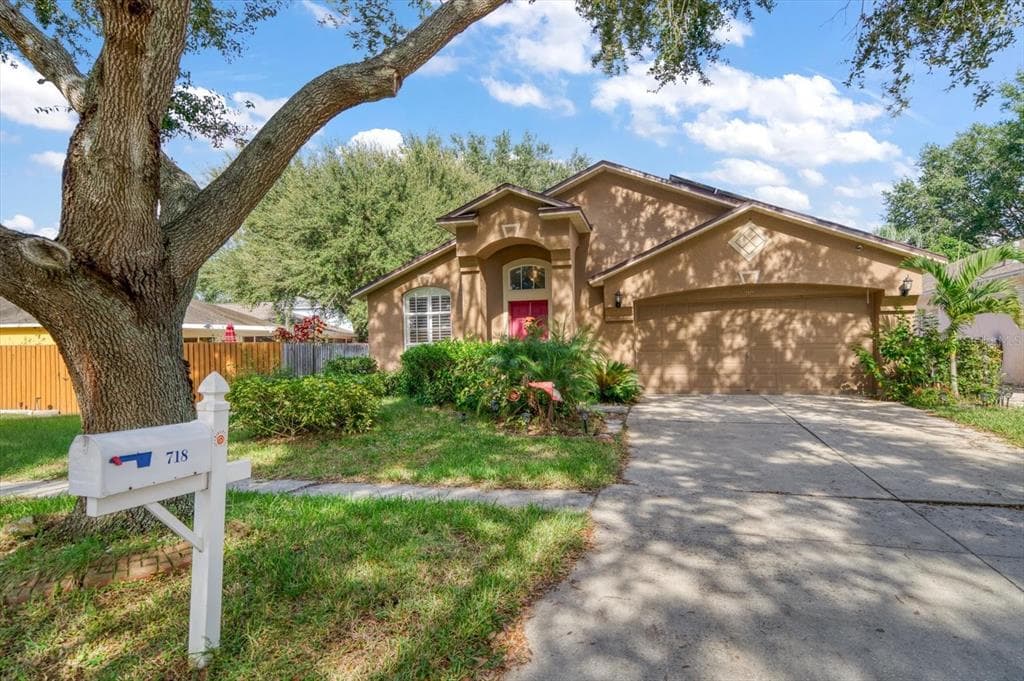 718 SOMERSTONE DRIVE VALRICO, FL 33594