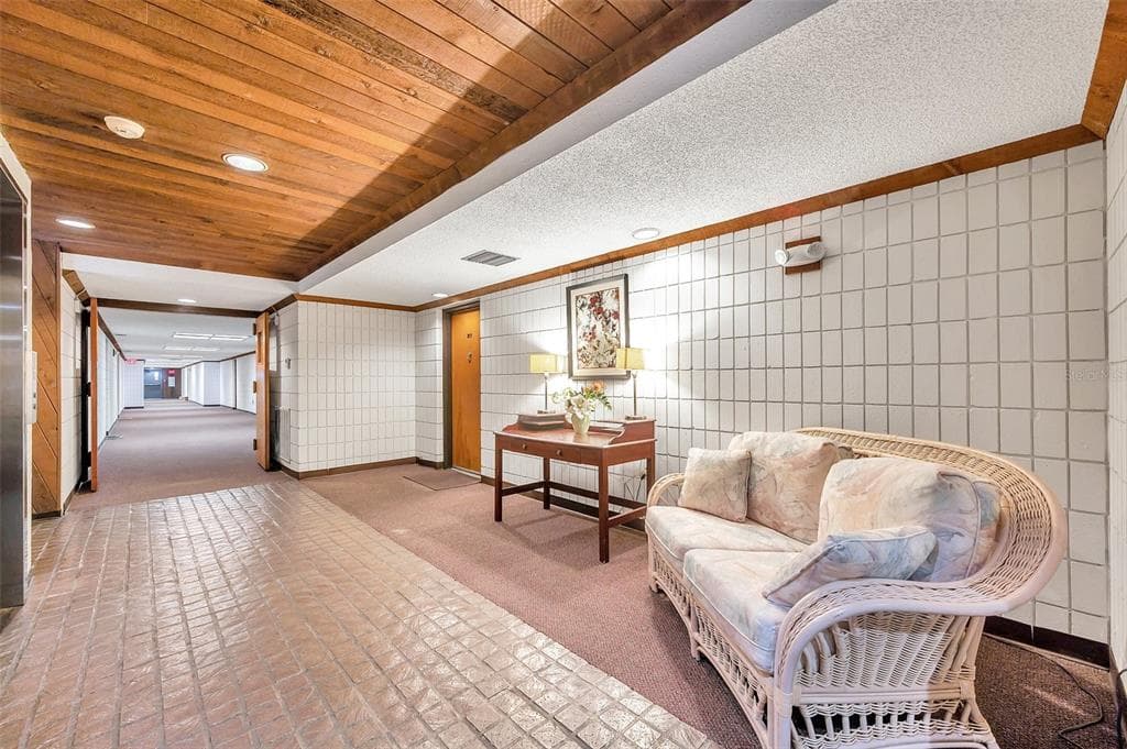 2583 COUNTRYSIDE BOULEVARD UNIT 3207 CLEARWATER, FL 33761