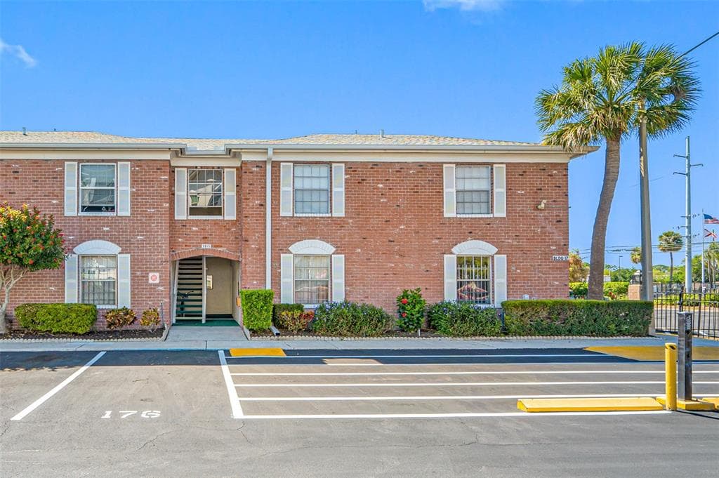 3815 35TH WAY S UNIT 104 ST PETERSBURG, FL 33711