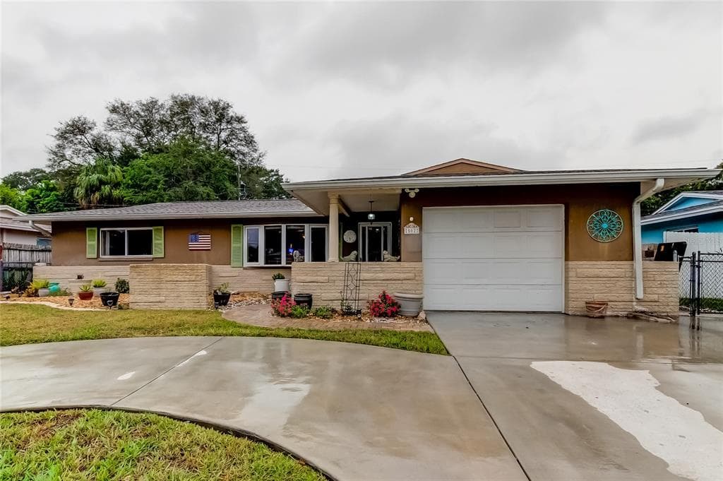 502 E LAKE DRIVE LARGO, FL 33771