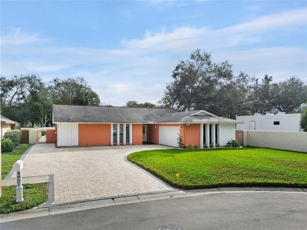 4901 COUNTRY AIRE LANE