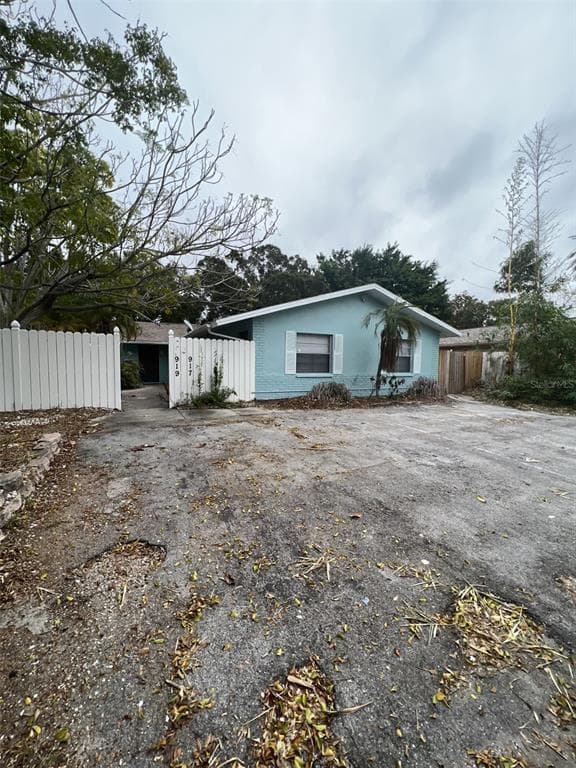 917 LAKE PALMS DRIVE LARGO, FL 33771
